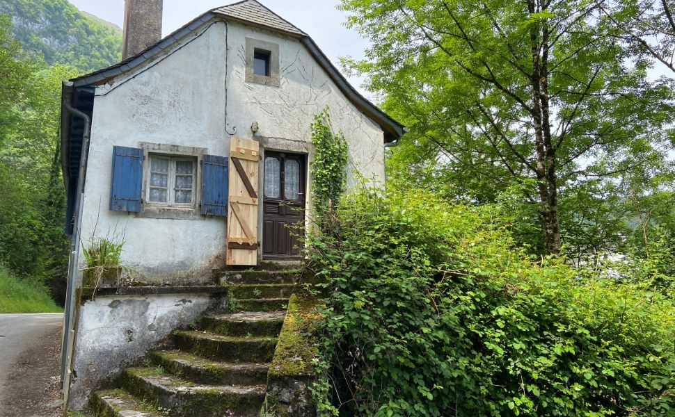 Renovation Project : Charming Little House with Elevated Position in the heart of the Aspe Valley